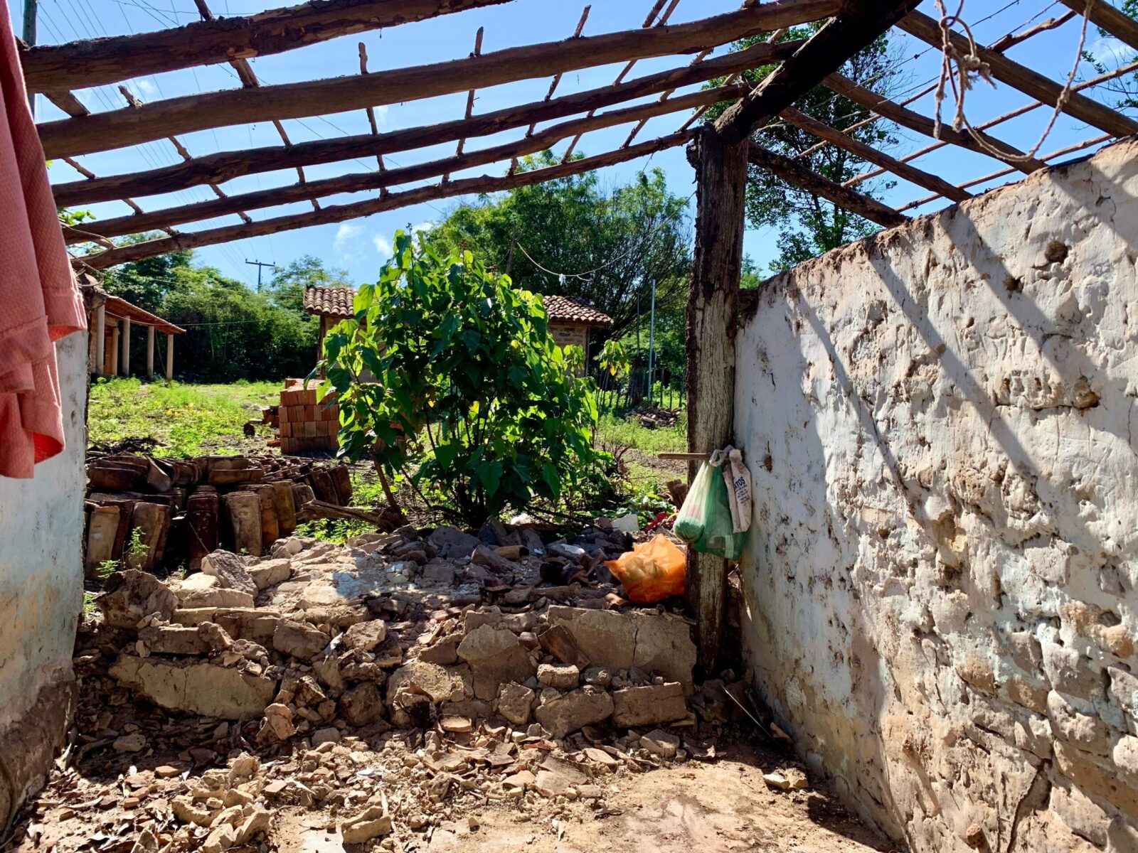 Com paredes desabando, casa de casal em Imbiribas se torna inabitável