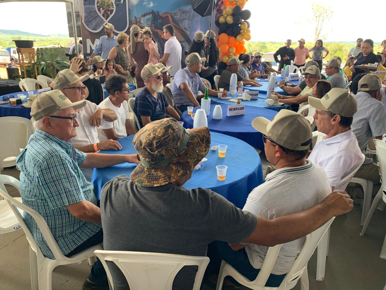 Zé Luiz, Amaro Melo e outros ex-prefeitos dividem mesa em evento na zona rural