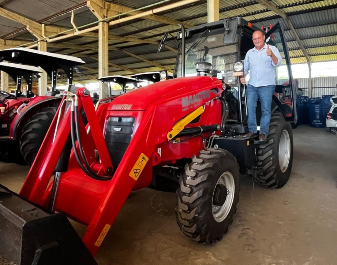 Batalha recebe retroescavadeira e nova emenda de quase R$ 500 mil