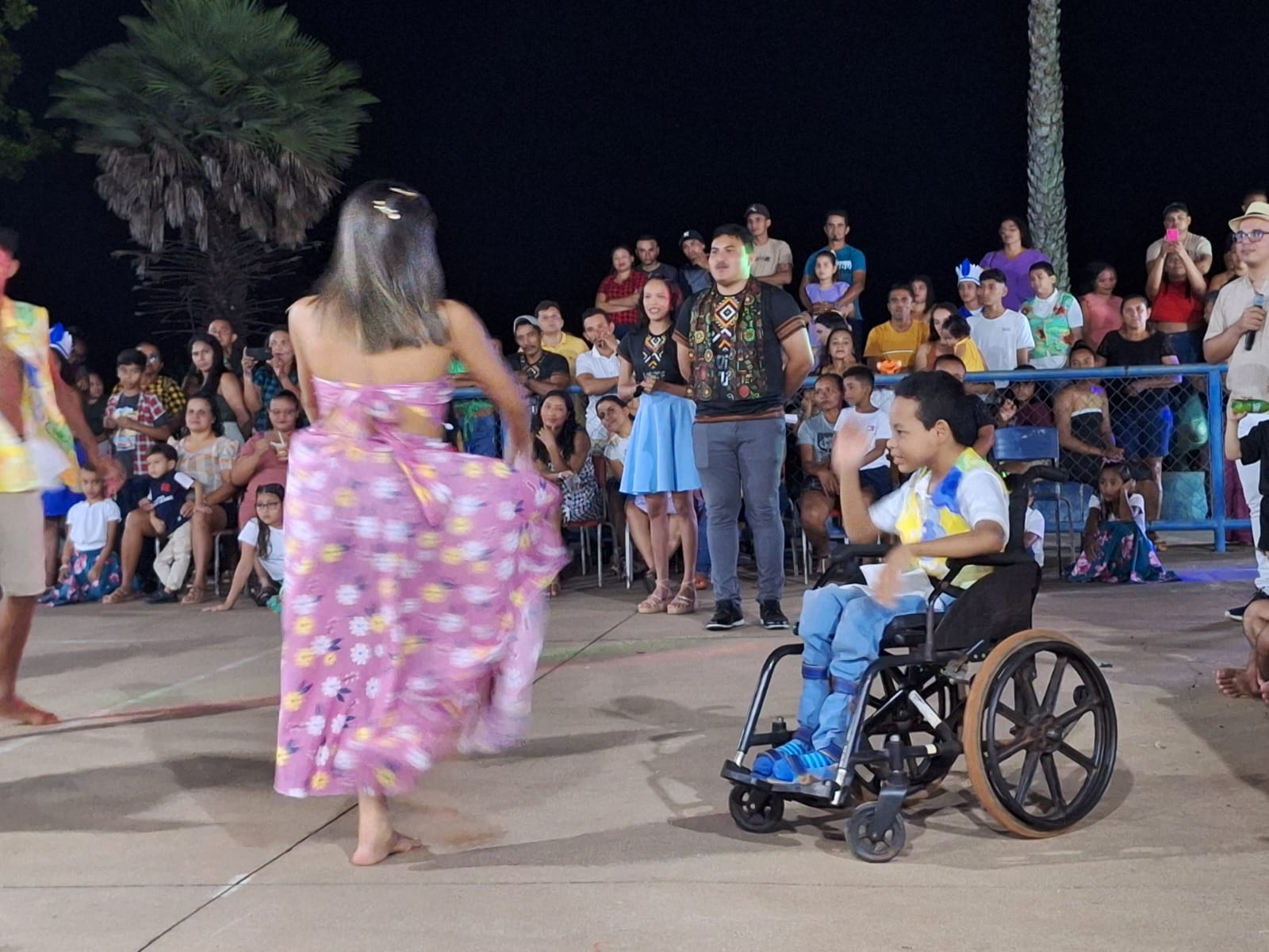 Robert brilha na Noite Cultural em Caraíbas e encanta o público com carimbó e carisma