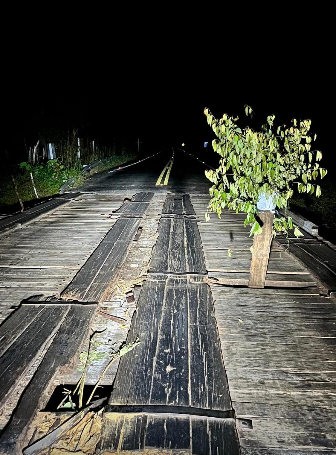 Ponte com madeiras quebradas representa risco na BR-222, entre Piripiri e Batalha