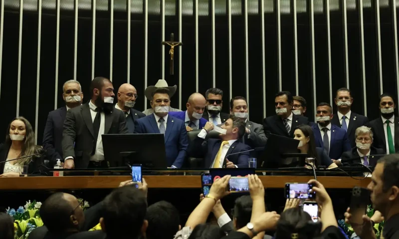 Deputados com esparadrapo na boca protestam por Bolsonaro e travam plenário da Câmara
