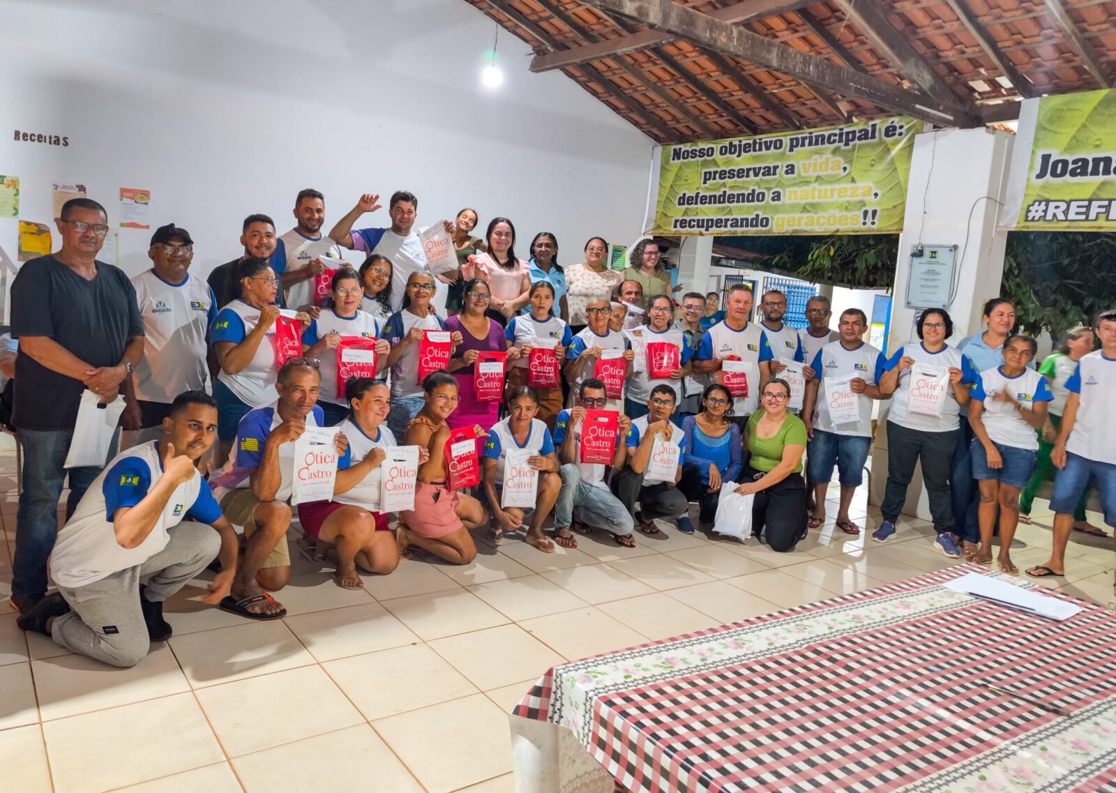 Alunos da EJA em Caraíbas II recebem óculos pelo projeto ‘Realizando Sonhos’