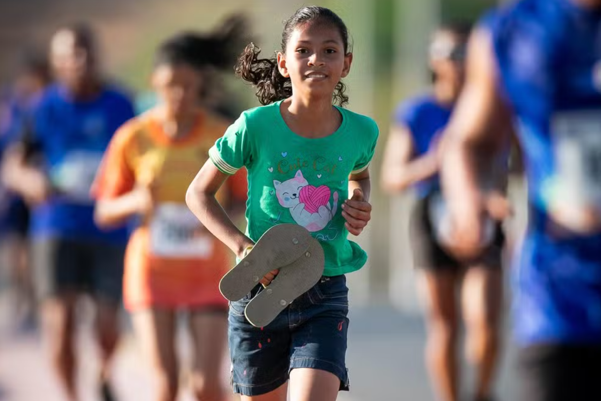Menina de 11 anos corre descalça 6 km em corrida de rua no Piauí