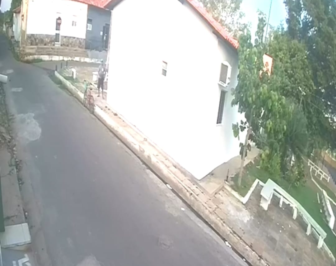 Homem é flagrado cometendo ato obsceno em praça pública em Batalha