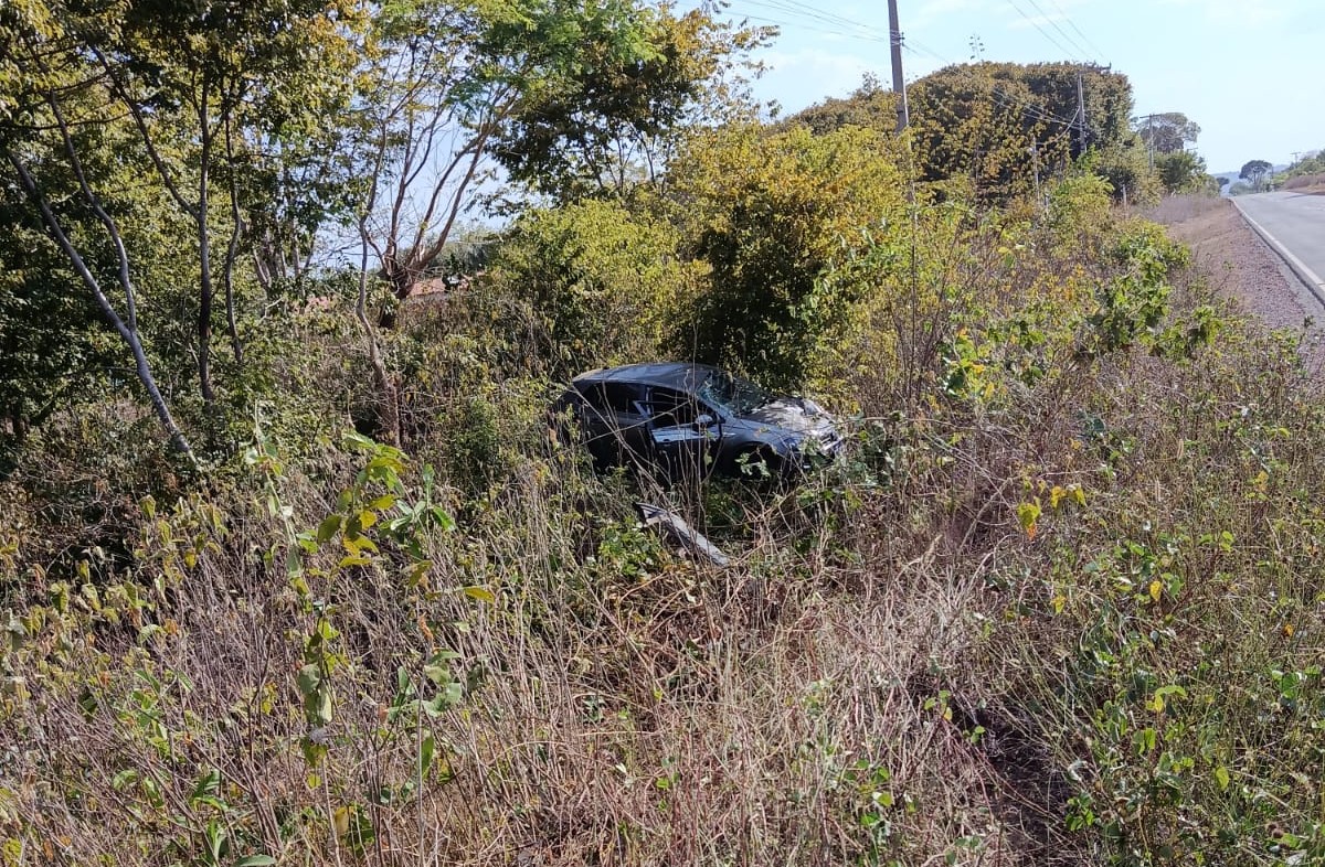 Carro capota após desviar de ônibus na PI-110, em Batalha