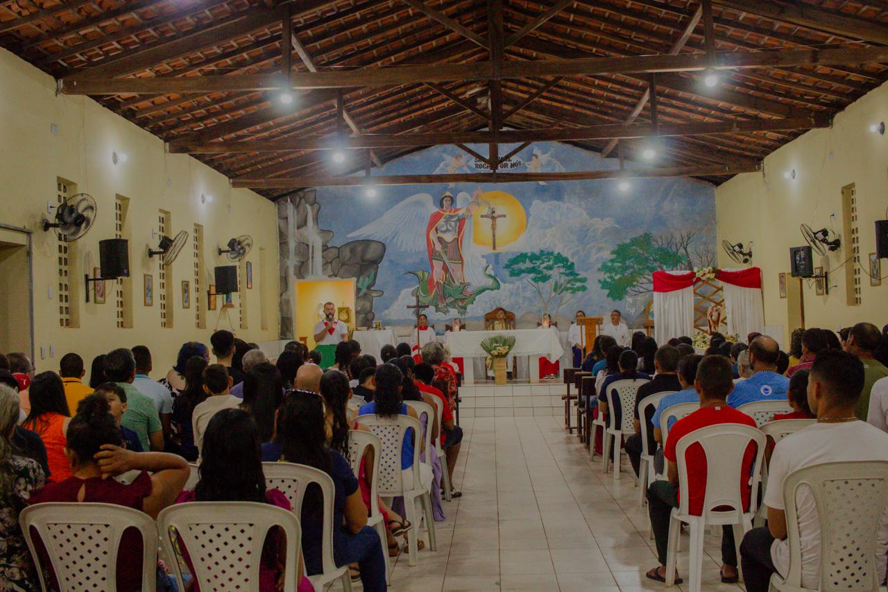 Hasteamento da bandeira e missa abrem festejo de São Miguel Arcanjo em Caraíbas II