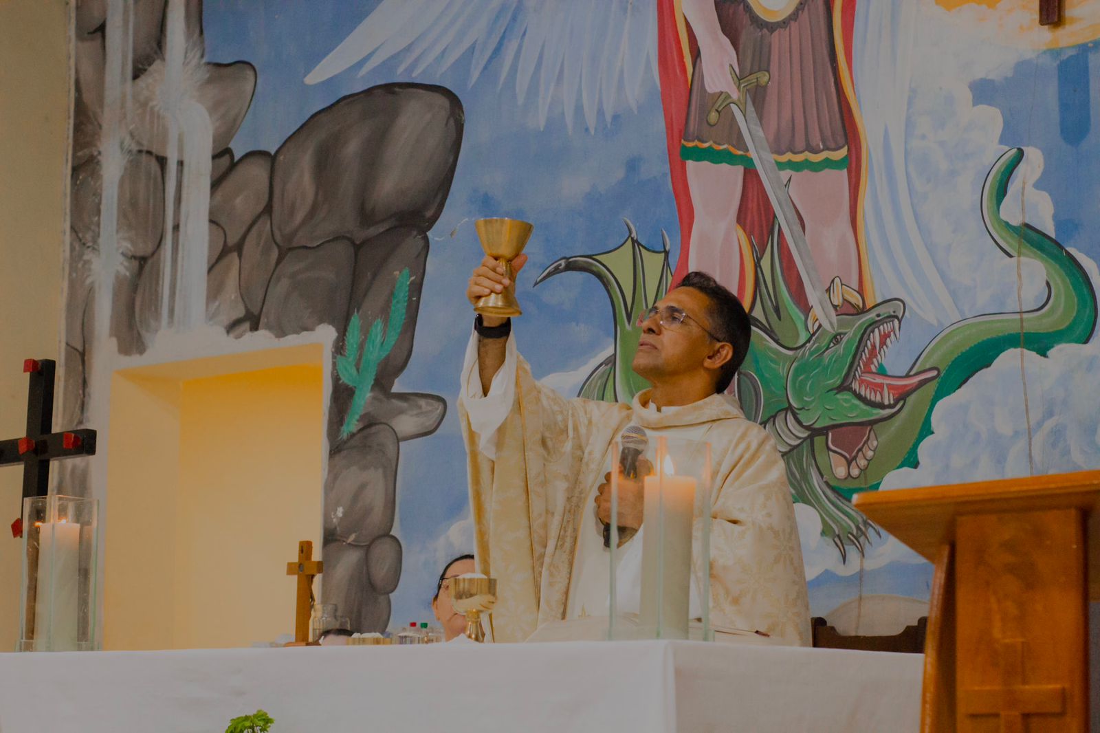 Fiéis participam da oitava noite do novenário de São Miguel Arcanjo em Caraíbas II