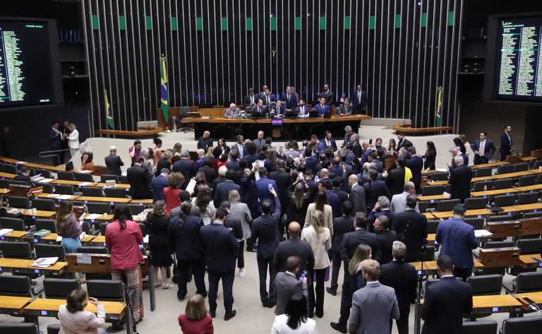 Câmara aprova urgência para projeto de anistia ligado a atos de 8 de janeiro