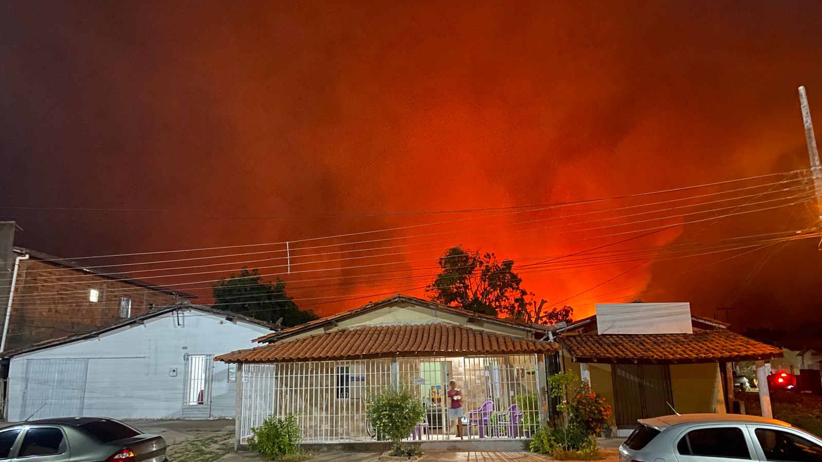 Populares relatam que uma parte do incêndio foi controlada em Batalha