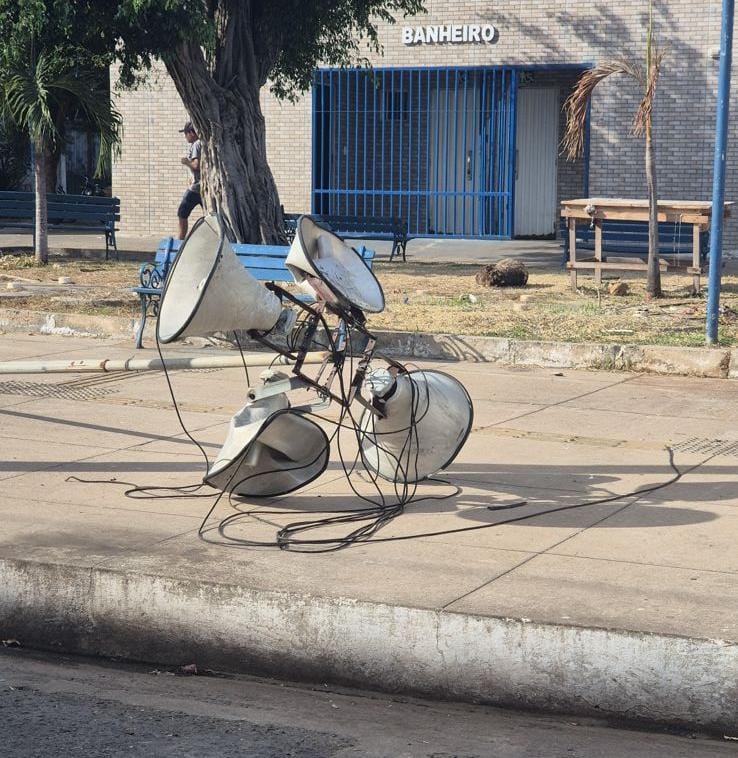 Caminhão derruba torre do sistema de comunicação A Voz da Pororoca em Batalha