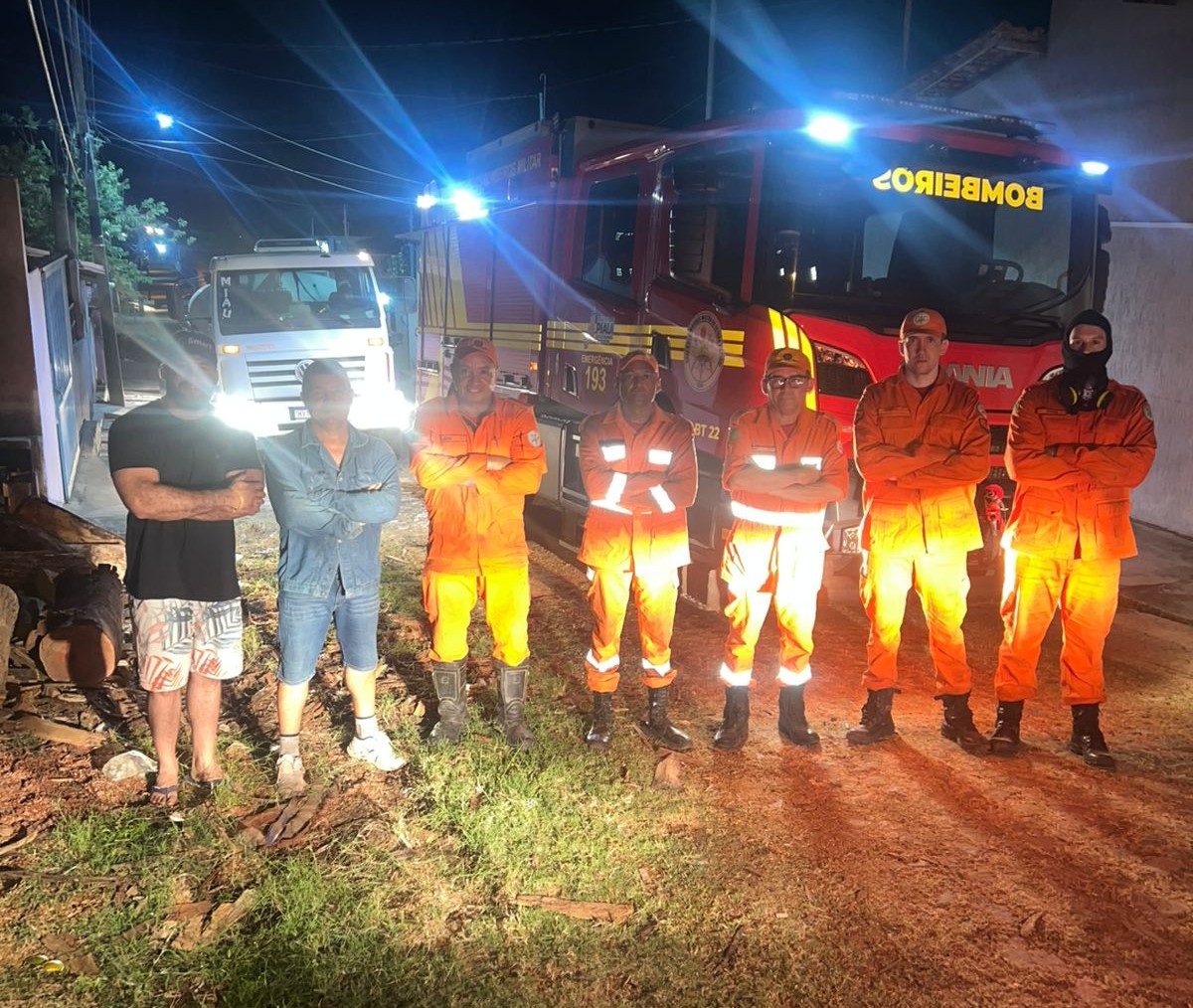 Bombeiros controlam incêndio em vegetação em Batalha e risco para casas é eliminado