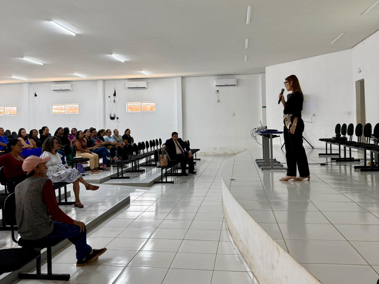 Promotora ministra palestra sobre educação inclusiva em Batalha e destaca importância da empatia