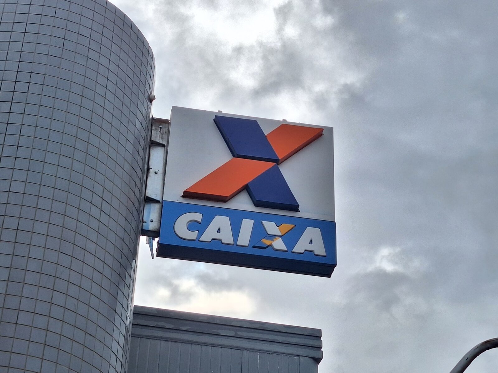 Caixa lança concurso com 184 vagas e salários de até R$ 14,9 mil para nível superior