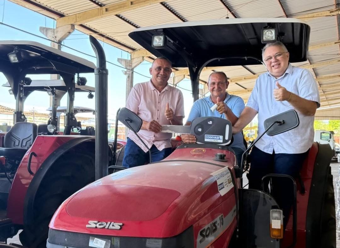 Zé Luiz do Frango recebe trator e casa de farinha para uso na agricultura familiar