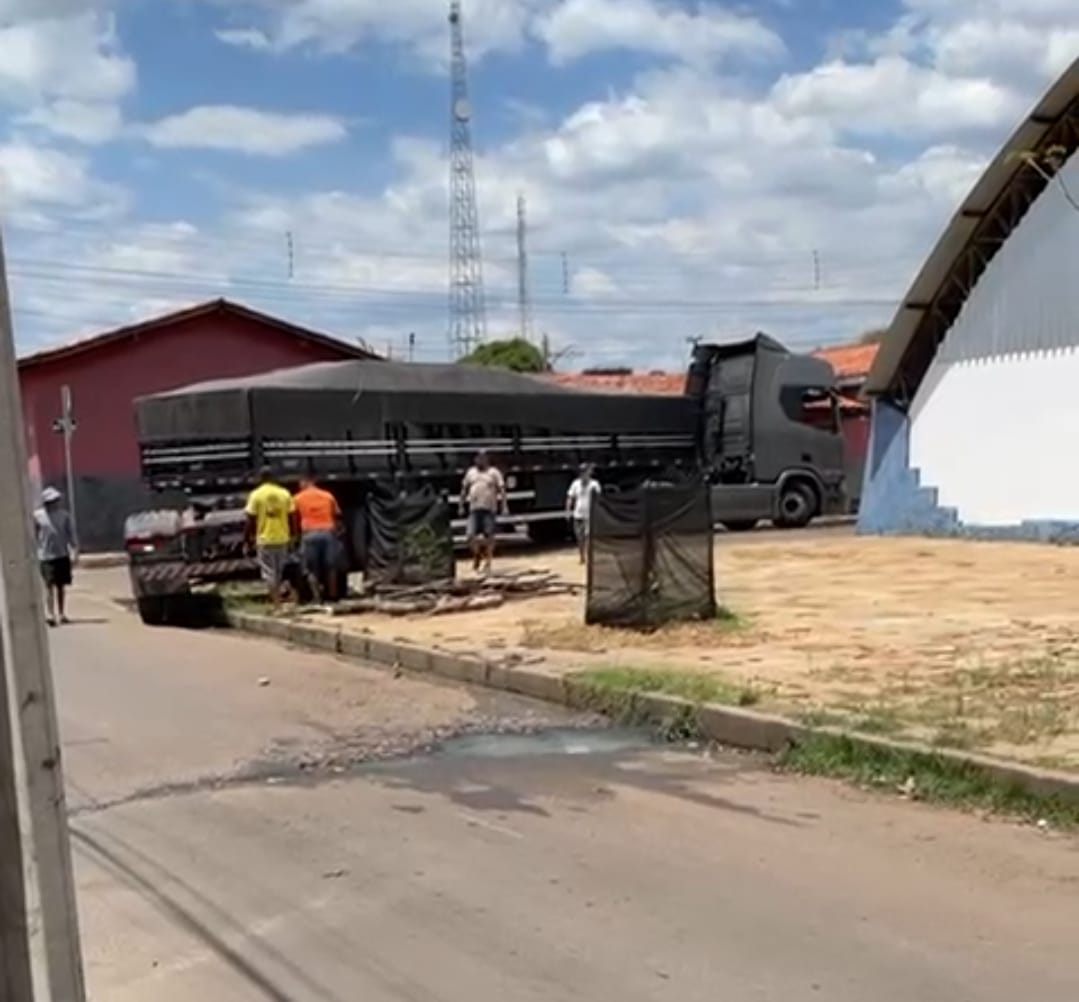 Caminhão fica preso em rua estreita na região da Praça Nilo Castro, em Batalha