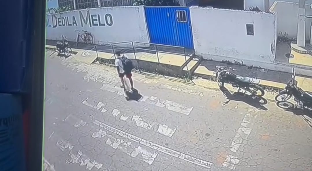Mulher tem bicicleta furtada ao deixar neta na escola em Batalha; imagens mostram suspeito