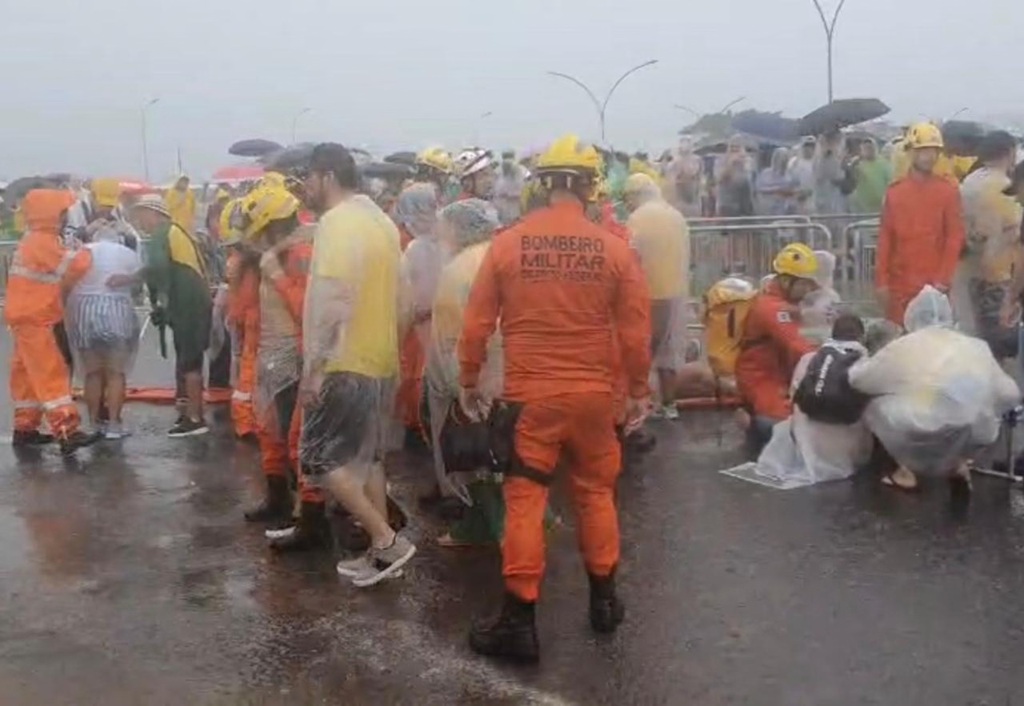 Descarga de raio atinge manifestantes e deixa dezenas feridos em ato em Brasília