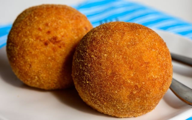 A fome apertou? Conheça a bomba e veja como fazer esse salgado em casa