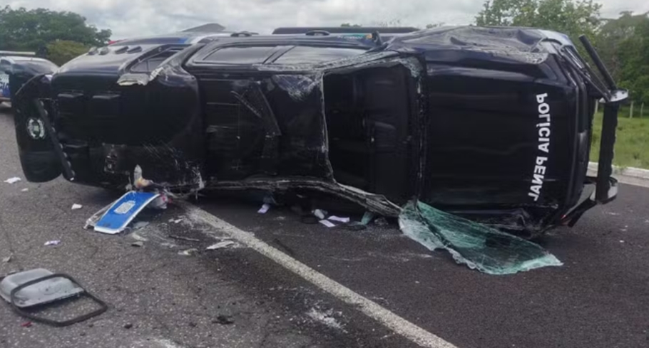 Viatura da Polícia Penal capota com quatro detentas em Piracuruca