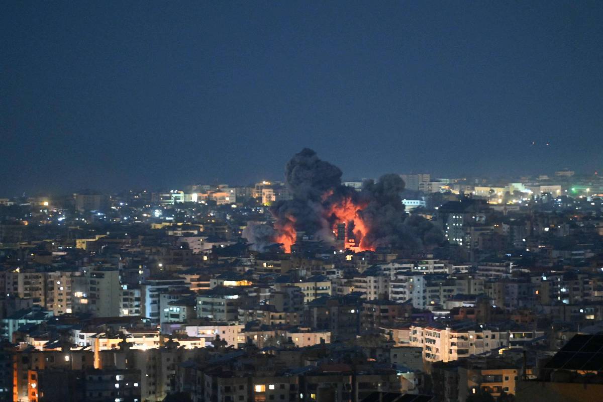 Israel volta a bombardear Teerã; Irã ataca países vizinhos