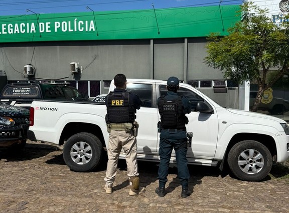 PRF recupera caminhonete roubada e apreende arma em Piripiri