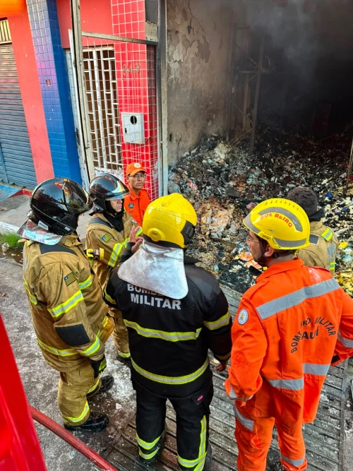 Incêndio destrói depósito e danifica apartamentos em supermercado em Piracuruca