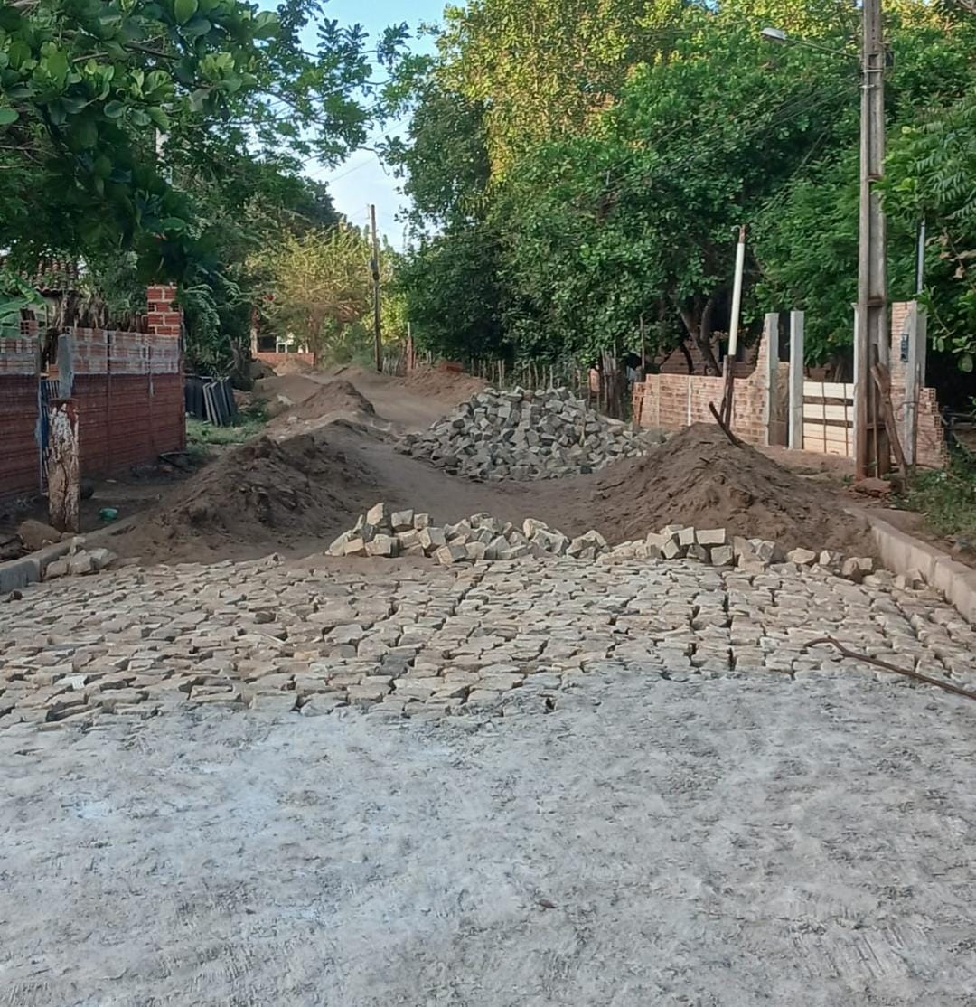 Caraíbas II: moradores cobram explicações sobre paralisação de obra de calçamento