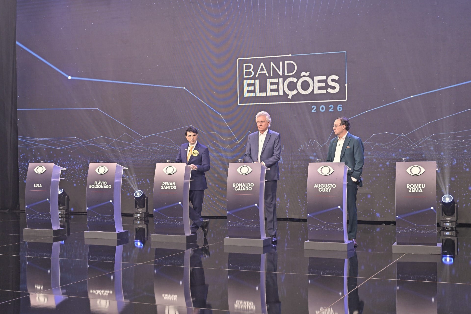 Debate presidencial na Band tem cadeiras vazias e críticas à polarização