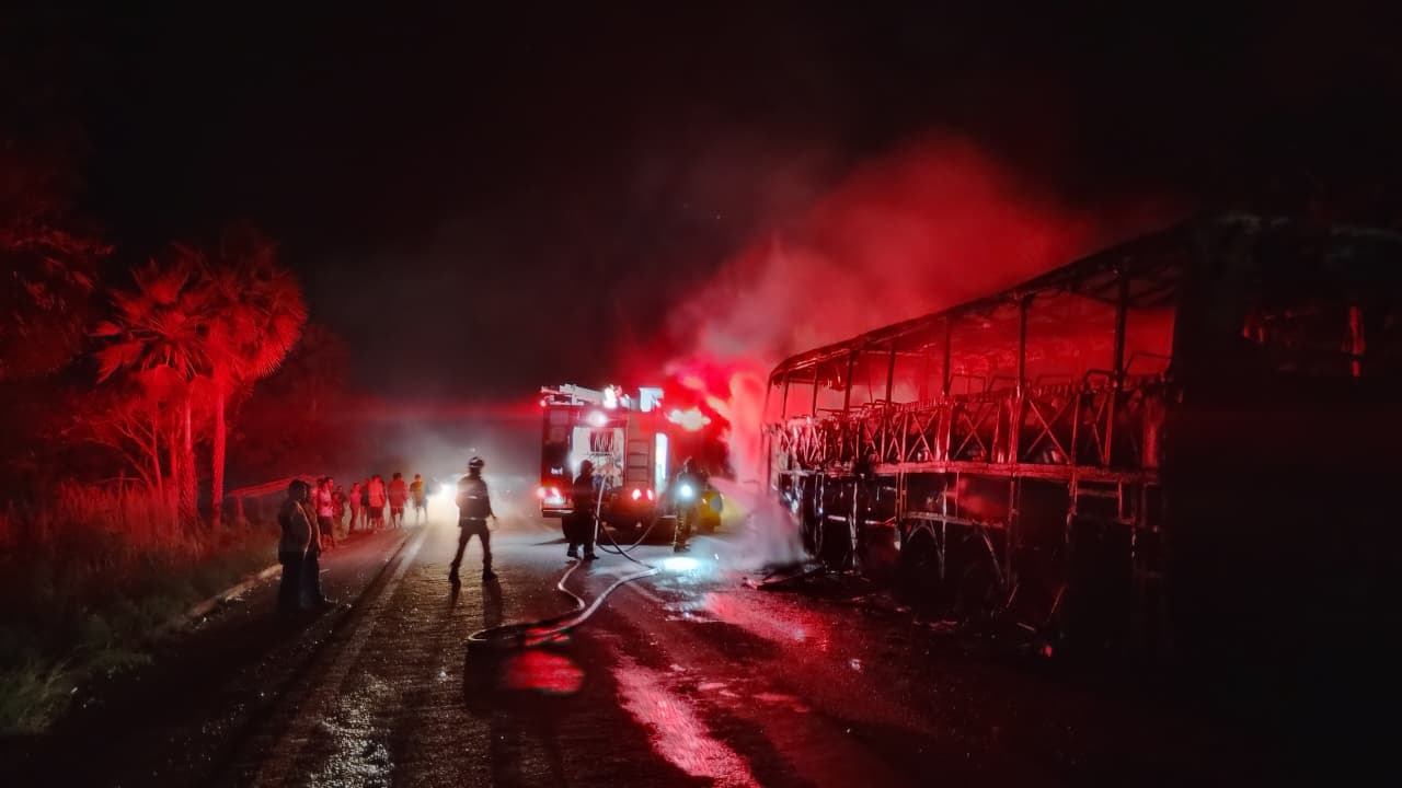 Ônibus de turismo pega fogo na BR-343 e tem perda total em Buriti dos Lopes