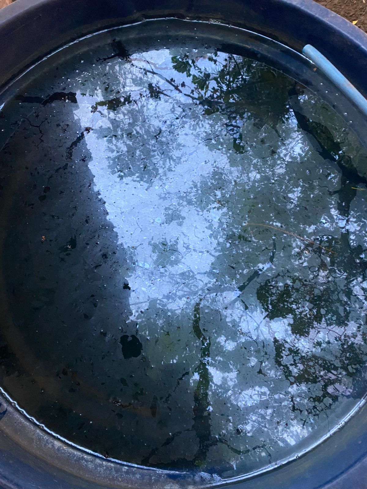 Moradores da Baixa do Cedro denunciam água com cheiro forte e mau gosto